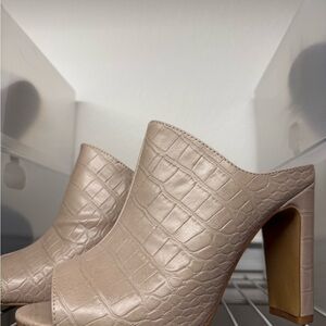 Elegant Croc-Embossed Tan Mules